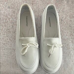 NWOT Grasshoppers Women's Cream Loafers